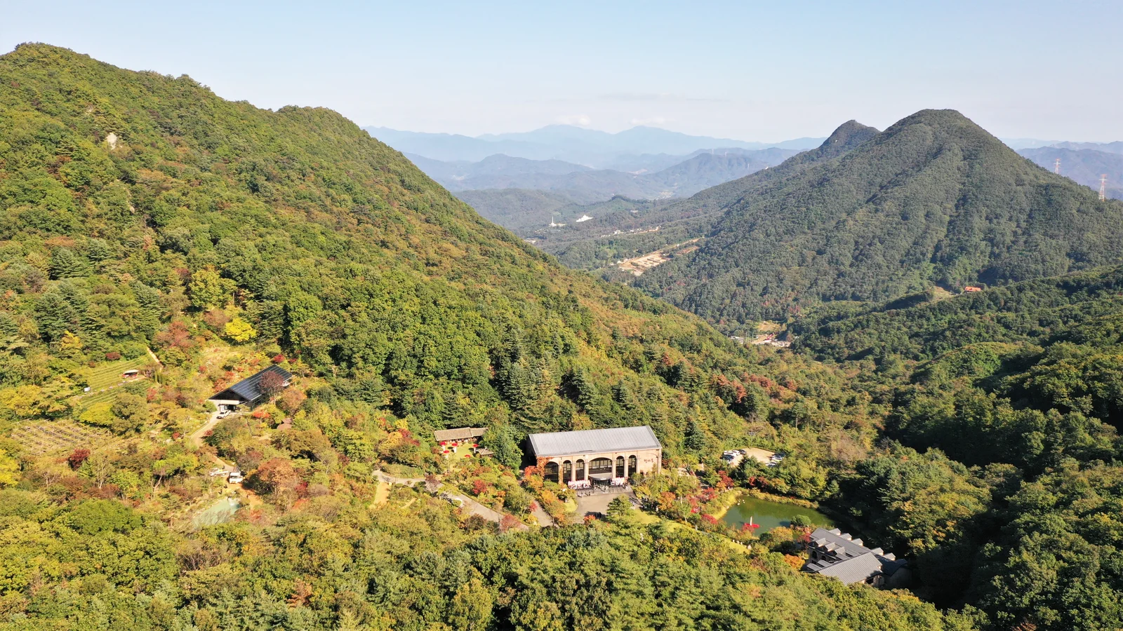 산자락에 자리한 청리움 건물과 연못을 비스듬히 내려다본 항공사진. 측량도 아님.